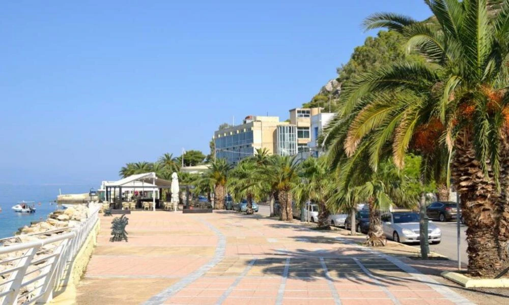 Τραγωδία στο Λουτράκι: Γυναίκα ανασύρθηκε νεκρή από τη θάλασσα